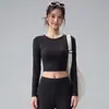 Top de yoga redondo de manga larga y longitud corta con almohadillas en el pecho integradas, tela transpirable y de secado rápido, adecuado para el fitness diario, correr y entrenamientos de yoga