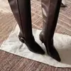 Venta al por mayor transfronteriza de botas largas de tacón alto de punta estilo francés para mujer, nueva colección de invierno 2026, versátiles y a la moda con detalles de hebilla y cremallera, botas elegantes