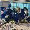 Decoración de celebración de graduación con globos y tableros KT, creando una atmósfera de alta gama para el éxito en el examen de ingreso a la universidad, pared de fondo de hotel