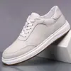 Nuevas zapatillas de cuero superfibra, zapatos blancos para hombre, superficie de cuero suave, cómodos, transpirables, zapatos versátiles de moda, zapatillas deportivas de verano para hombre