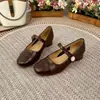 Zapatos Mary Jane Retro Marrón Claro Nuevos Primavera/Otoño 2026 Punta Cuadrada Corte Bajo Hebilla de Perla Piel Suave Suela Suave Zapatos Planos Cómodos