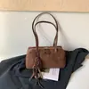 Bolso 2026 estilo nuevo, bolso Boston de piel de vacuno encerada de grano superior, un bolso de hombro sofisticado y versátil para el día a día, perfecto para llevar debajo del brazo