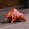 Pet de Chá de Argila Roxa Touro da Fortuna Ornamento Estátua do Touro do Zodíaco Acessório de Conjunto de Chá Feito à Mão Escultura Decorativa Pode Ser Usado para Decoração Venda por Atacado