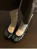 Sapatos Individuais de Pele de Ovelha Super Macia Estilo Punk com Dedos Divididos para Mulheres Rebites Baixos Salto Bloco Sapatos Únicos Retro Plissados Pequenos de Couro