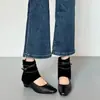 Versão em couro~Botas curtas quadradas vintage para mulheres, novo estilo outono 2026, versáteis, com aumento interno de altura, botas com recortes para pernas de calça, botas de corte justo para mulheres