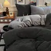 Nuevo juego de ropa de cama de terciopelo de leche de alta densidad, minimalista y sin marca para 2026, de tres o cuatro piezas, que incluye una funda de edredón, para uso doméstico, con un diseño más grueso y amigable con la piel