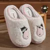 Pantuflas de algodón con suela gruesa para mujer, nuevo 2026 otoño e invierno interior hogar antideslizantes de felpa cálidas de dibujos animados peludas de algodón para hombre