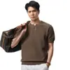 Ropa de Hombre Xintang 2026 Verano Nueva Tela de Hilo de Algodón Color Sólido Simple Cuello Henley Vintage Estilo Old Money Camiseta