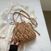 Bolsa de Palha Tecida Feminina 2025 Nova Tendência Moda Nicho Design Bolsa Transversal Balde Versátil Bolsa de Praia para o Litoral