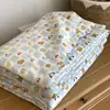 Juego de Verano de Cuatro Piezas con Colcha de Gasa de Doble Capa de Algodón Puro, Amigable con la Piel y Cómoda, de Grado Materno e Infantil, con Cordón Integrado, Núcleo de Colcha Lavable a Máquina