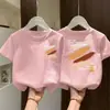 Camiseta Infantil de Algodão Puro Manga Curta 2026 Novo Estilo Meninos e Meninas Roupa Fina Estilosa Roupas de Verão Bebê Tops Gola Redonda