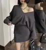 Conjunto de suéter transfronteiriço para mulheres, outono/inverno, decote V, estilo relaxado e casual, mangas morcego, top e saia de tricô, conjunto de duas peças