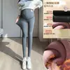 Calças de maternidade para outono e inverno, forradas com fleece e espessadas, adequadas para uso ao ar livre, leggings de maternidade com suporte para a barriga, calças de maternidade quentes, calças de algodão para o outono