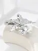 Pendientes Grandes de Flor Exagerada de Europa y América, Marca Transfronteriza Za En Stock Pendientes Metálicos Lacados Blanco Crudo, Exquisito Collar