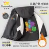 Chaqueta Infantil Bloques de Construcción Digitales Otoño e Invierno 2025 Nuevo Estilo Ropa de Otoño para Niños Pequeños Chaqueta Cortavientos Forrada de Polar para Niños Moderna