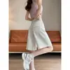 Shorts blancos de mezclilla con estampado floral pequeño para mujer 2026 verano finos estilo nuevo para chicas petite pantalones rectos de cinco puntos bordados modernos