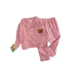 Conjunto de ropa de estar coreana de moda para niños, para primavera, verano y otoño, con un lindo diseño de oso de dibujos animados, mangas largas y un patrón a cuadros, perfecto para pijamas de bebé