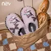 Fábrica de Zapatos Qidan Zapatillas de Algodón Sanrio Kitty para Mujer, Temporada Otoño/Invierno, Interiores, Con Felpa Adicional, Cálidas, Lindas, Zapatos de Algodón para el Hogar