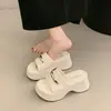 Pantuflas de plataforma gruesa estilo coreano para mujer que aumentan la altura, versátiles con decoración metálica, sandalias de una tira para personas bajitas, de tacón alto beige