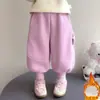Pantalones de Felpa con Oso Lateral Estilo Coreano para Niñas Otoño/Invierno 2026 Nueva Moda Infantil Pantalones Casuales Engrosados para Niñas Pequeñas