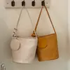 Elegante bolsa de padrão trançado retrô para mulheres, nova moda 2026, bolsa versátil de ombro, bolsa de ombro tipo balde para o dia a dia