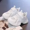 Tênis branco para meninas, nova coleção primavera/outono 2026, sola macia, malha respirável, adequado para o jardim de infância, também disponível em modelos para meninos, idades 6-12