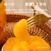 Laranjas frescas em calda de açúcar, caixa fechada, latas grandes comerciais de rodelas de laranja, lanches de frutas prontos para comer