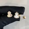 Brincos Studs Pequenos de Abóbora de Madrepérola Branca Natural YIJOON Brincos Pendentes Banhados a Ouro V Ágata Vermelha Brincos de Luxo Leve Transmissão ao Vivo