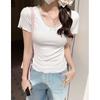 Camiseta de manga corta con cuello en U y hombros descubiertos de encaje azul leche para mujer, corte entallado y adelgazante, estilo Pure Spice Girl.