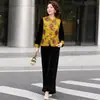 Novo conjunto de roupa estilo chinês para mães com colete de veludo dourado, novo modelo 2026 para mulheres de meia-idade e idosas, elegante conjunto de três peças estilo nacional para primavera e outono