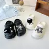 Sapatos Furados Bola de Carvão Preta Desenho Animado Meninas 2026 Verão Novo Estilo Pai-Filho Sapatos Casuais Sandálias Sapatos de Praia