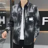 Camisa de bolso longa com design de nicho graffiti retrô americano para homens, camisa casual tendência de outono com corte solto para casais