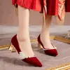 Sapatos de salto alto confortáveis com salto grosso para mulheres, novo modelo 2026, estilo francês de pérolas Xiuhe, adequados para combinar com cheongsam, sapatos de dama de honra e noiva estilo chinês