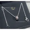 Estilo Chanel V Chapado en Oro 18K Versión de Alta Gama Nuevo para Mujer Coco Patrón de Diamante Cadena de Clavícula Colgante Artesanía CNC Cuentas Doradas Pequeñas