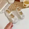 Zapatos de Piel Brillantes con Lazo de Perlas Estilo Coreano para Niñas 2026 Primavera y Verano Nuevos Zapatos de Princesa Suela Suave Punta Redonda Zapatos de Cristal