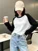 Camiseta larga de manga larga, holgada, talla grande, para mujer, perfecta para usar en capas en otoño e invierno, con un cuello redondo moderno y casual.