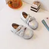 Elegantes zapatos Mary Jane de cuero con correa cruzada estilo coreano para niñas, nuevo modelo primavera y otoño 2026, versátiles zapatos de princesa de suela blanda para niños mayores