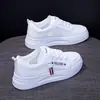Versión coreana 2026 primavera/verano nuevos zapatos transpirables para mujer, zapatillas blancas de malla con suela gruesa, zapatos deportivos casuales versátiles para mujer