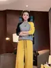 Camiseta base de forro polar de doble cara con bloqueo de color y bordado de letras de marca de moda para mujer, nueva camiseta de manga larga versátil ajustada informal de invierno para mujer