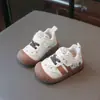 Zapatos para bebés, nuevo modelo de otoño 2026, zapatillas de entrenamiento alemanas de suela blanda para niñas pequeñas, zapatos funcionales versátiles para niños