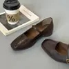 Zapatos de Salón Individuales de Punta Cuadrada y Boca Baja Estilo Francés para Mujer, Nuevo Modelo 2026, Adecuados para Combinar con Faldas, Estilo Suave para la Noche, Zapatos Planos Mary Jane de Cuero Suave