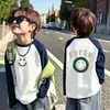Camiseta de manga larga raglán de algodón puro para niños, nuevo estilo primavera/otoño con estampado color block, moderna y única, adecuada para niños de talla mediana y grande como capa base.