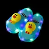 Zapatillas Luminosas de Celebridad Cibernética para Niños Ropa de Verano de Moda para Niñas Zapatos de Una Tira de Suela Suave Tiendas Zapatos Antideslizantes Lindos para Bebé Niña