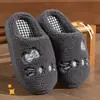 Pantuflas de algodón con diseño de gato de dibujos animados para mujer, nuevo estilo otoño/invierno 2026, antideslizantes para interiores, cálidas, de suela suave y silenciosas para mujer