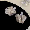 Pendientes de Flor de Pétalo Hueco Estilo Metal Aguja Plateada, Pendientes de Lujo Ligero de Gama Alta, Pendientes Versátiles de Moda Transfronteriza Europea y Americana