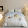 Conjunto de inverno infantil espesso de veludo de leite de quatro peças com bordado de urso, capa de edredom 1,2m, conjunto de cama com lençol de baixo de veludo coral para menino