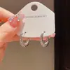 Pendientes geométricos de metal roscado minimalistas de moda retro francesa con un diseño único de lujo ligero y un estilo fresco y discreto.