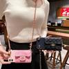 Estilo europeu e americano adequado para OPPO Reno12 capa de telefone A1 pequena bolsa de cartão estilo Chanel A3PRO corda transversal de metal macia para mulheres