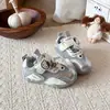 Zapatos deportivos para niñas, nueva colección otoño 2026, zapatos infantiles casuales de malla transpirable, zapatillas de malla de moda estilo entrenamiento alemán, zapatos de skate para niñas