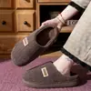 Nuevos estilos de otoño e invierno de pantuflas de algodón para hombres de mediana edad y ancianos, con suelas gruesas, diseño antideslizante y forro de felpa para abrigar, perfectas como regalo para que los padres las usen en casa. También disponible en estilos para mujer